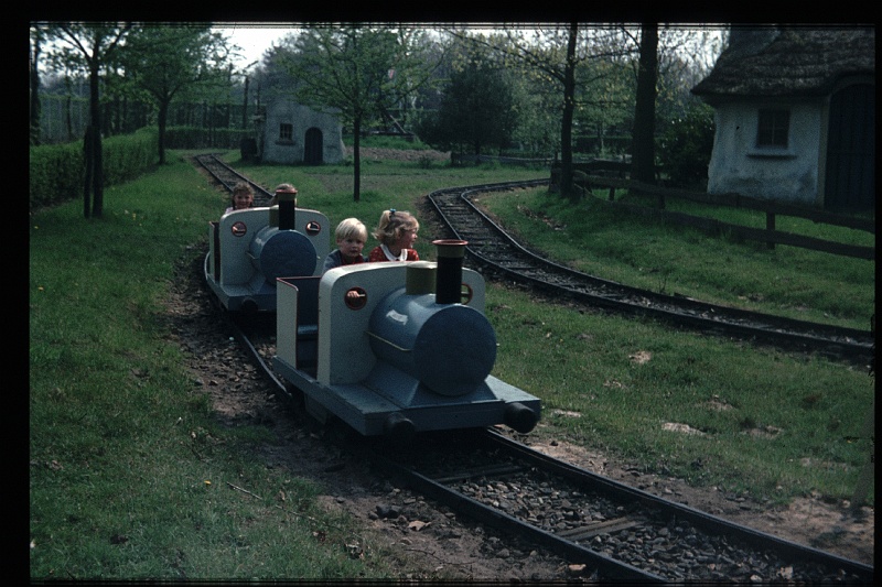 02.Efteling mei 1970 Marion,Peter.JPG